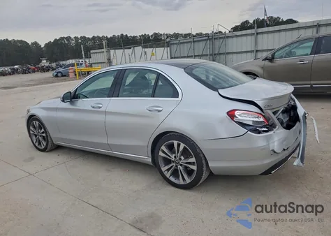 2018 Mercedes-Benz C 300 z USA, uszkodzony, nr VIN 55SWF4JBXJU252016